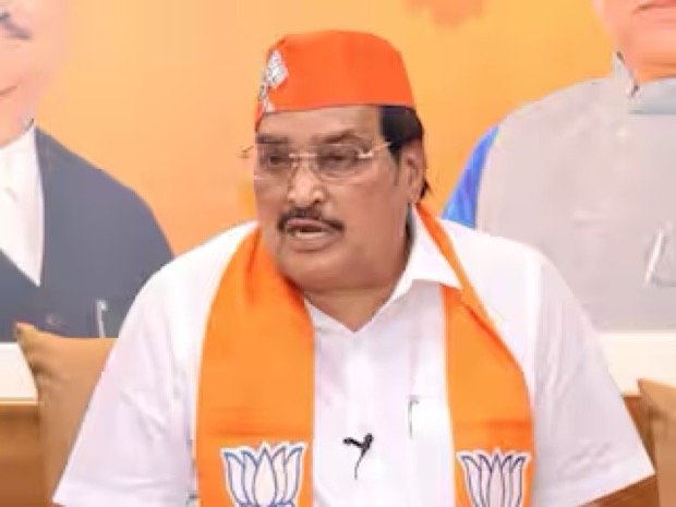 A close view of C. R. Patil addressing an audience, wearing a ceremonial cap and stole.